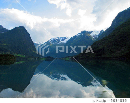 reflexion of mountains 5034056