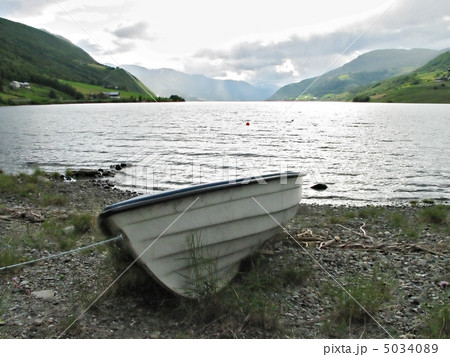 boat on shore 5034089