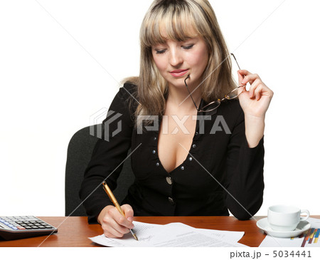 The business woman signs the contract 5034441