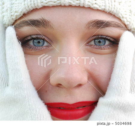 The girl in winter gloves 5034698