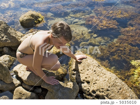 The girl on sitting squat 5035010