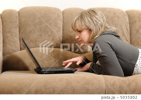 The woman working on laptop at home 5035802