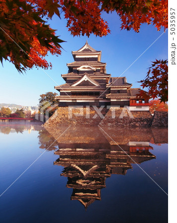 紅葉の松本城 5035957