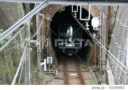 トンネルへ入る江ノ電 5036962