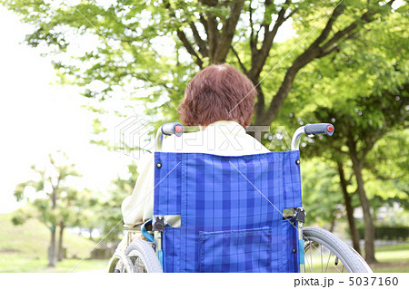 車椅子と後ろ向きのシニアの写真素材