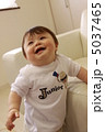 見上げる赤ちゃん1 5037465