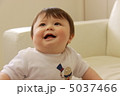 見上げる赤ちゃん2 5037466