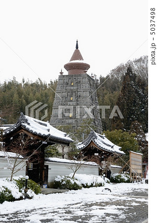 雪景色の妙満寺、仏舎利大塔 雪景色の妙満寺、仏舎利大塔 5037498