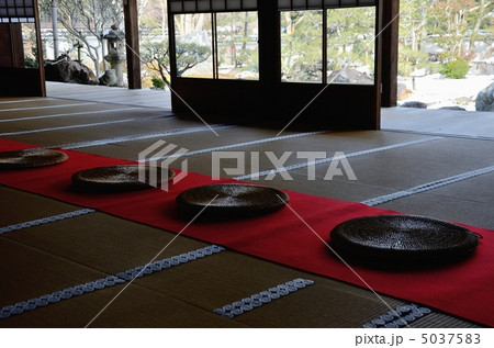 妙満寺、和室に並んだ丸座布団 5037583