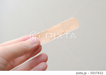 絆創膏と手 5037632