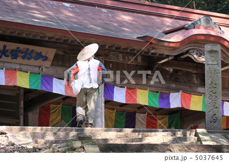 四国霊場第10番札所「切幡寺」参道の加持霊水堂とお遍路さん 5037645