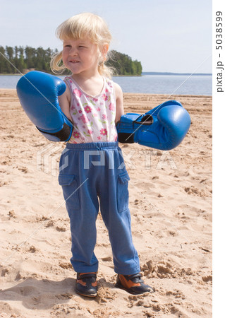 toddler in boxing gloves 5038599