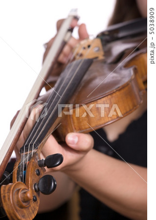 play the violin 5038909