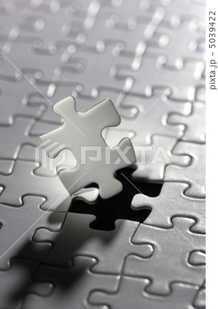 照らされた白いパズルピース(縦) 5039422