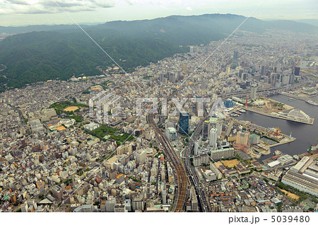 神戸の町並みを空撮 5039480