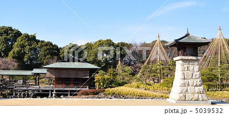 冬の白鳥庭園 常夜燈と清羽亭 冬の白鳥庭園 常夜燈と清羽亭 5039532