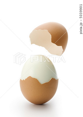 ゆで卵と殻の写真素材