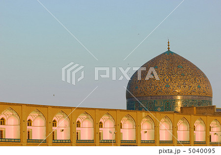 Dome of Sheikh Lotf Allah Mosque, Isfahan, Iran 5040095