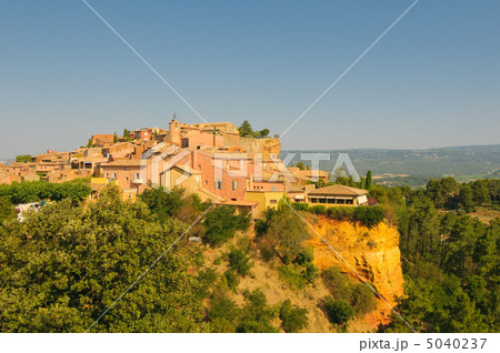 Provencal village of Roussillon 5040237