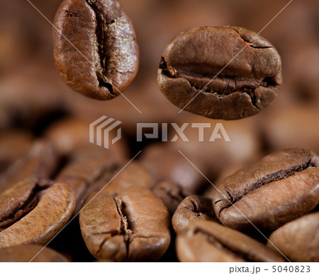 falling coffee beans macro falling coffee beans macro 5040823