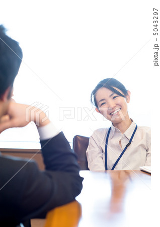 男性に対して笑顔で話を聞く女性 5043297
