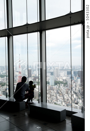 東京タワーを展望台から見る親子のシルエット 5043302