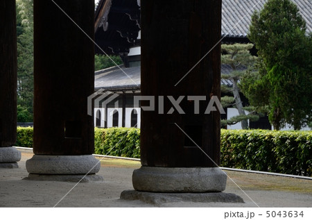 東福寺、三門の柱 5043634