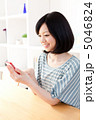 スマートフォンを楽しむ女性 5046824