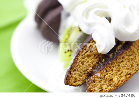 cake with whipped cream and kiwi 5047486