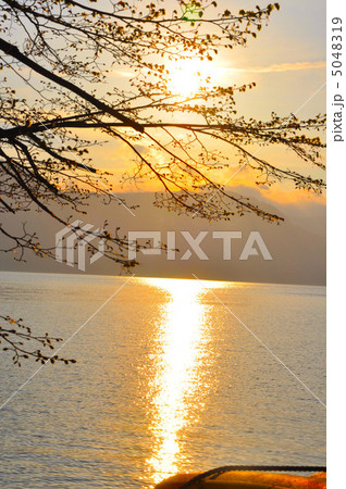 夕焼け 湖 湖畔 反射 夕焼け 湖 湖畔 反射 5048319