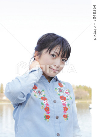 カジュアルな女性　モデル：大友　歩 5048364