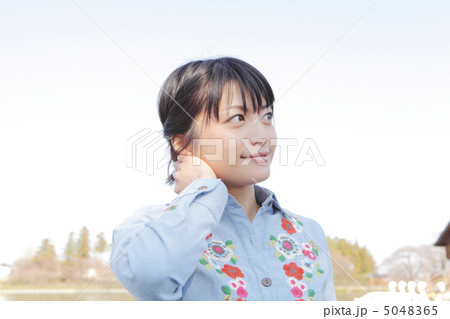 カジュアルな女性　モデル：大友　歩 5048365