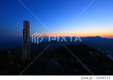 日の出前のオプタテシケ山　山頂 5048523