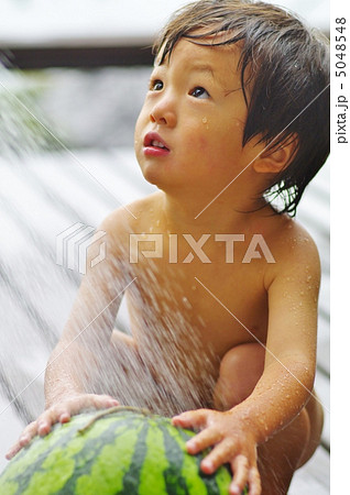 スイカを洗う子供 スイカを洗う子供 5048548