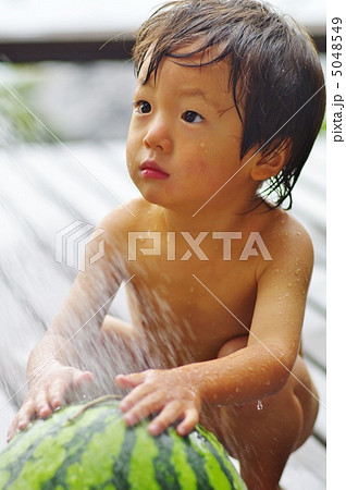 スイカを洗う子供 5048549