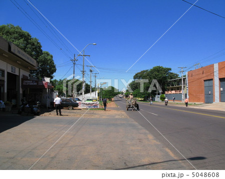 パラグアイの国道を走る馬車 5048608