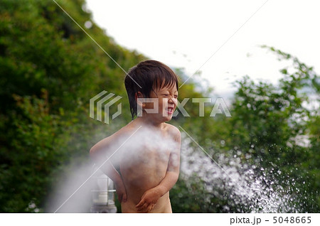 水遊びする子供 5048665