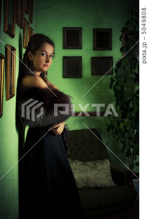 lady in old house lady in old house 5049808