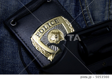 警察手帳と銃の写真素材