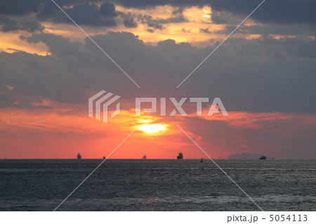 明石海峡と夕陽 5054113