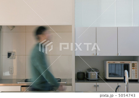 キッチンを横切る男性 5054743