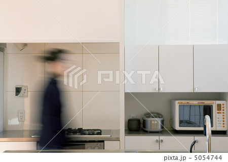 キッチンを横切る女性 5054744
