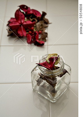 白いタイルの上に置かれたポプリ 5054808