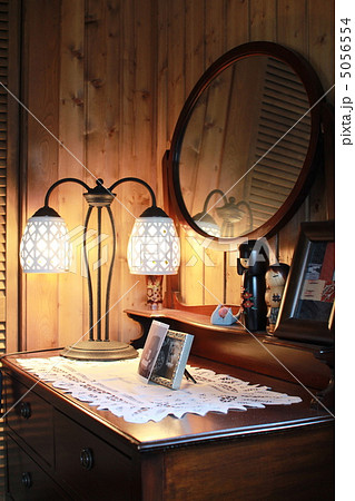 和室に置いてあるレトロなドレッサーとルームライト 5056554