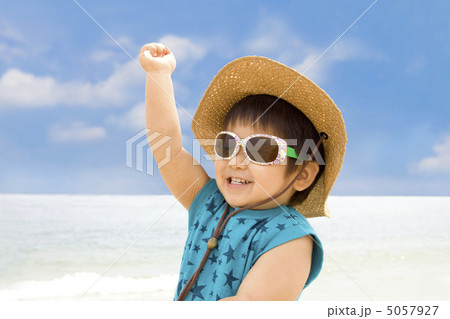 海ではしゃぐ子供 5057927