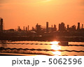 夕暮れの工業地帯 5062596