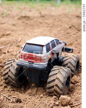 砂地を走破するビッグフット・ラリー車 5062797