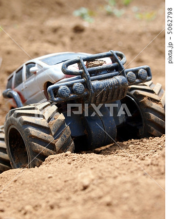 砂地を走破するビッグフット・ラリー車 砂地を走破するビッグフット・ラリー車 5062798
