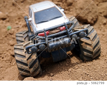 砂地を走破するビッグフット・ラリー車 5062799