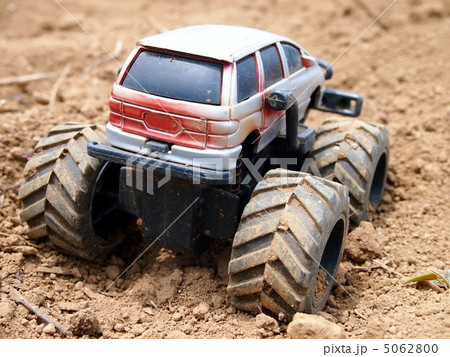 砂地を走破するビッグフット ラリー車の写真素材